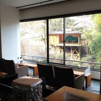 ホテルロビーで窓外には能面舞台があり夜にあるそうです