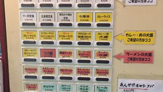 昭和の雰囲気漂う高円寺ストリートにあるラーメン&カレー タブチ