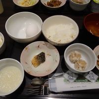 ビュッフェ方式の朝食。料理は最初から小皿に盛られています