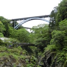 峡谷に降りて見上げると高千穂大橋と神橋が観える。