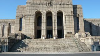 聖徳記念絵画館は、明治天皇・昭憲皇太后の御聖徳を永く後世に伝えるための絵画館です。