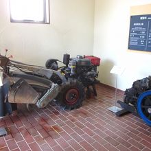 正面入って直ぐの展示物はエンジン？…