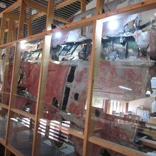 ゼロ戦の右主翼が展示