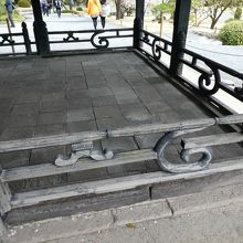 床は石が敷き詰められています。