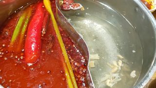 スープとつけだれで頂く火鍋