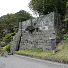 下から見上げた図。