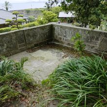 上から。空水槽でした。