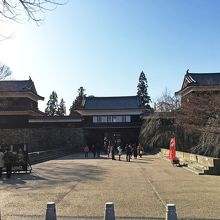 櫓門との見事な風景。