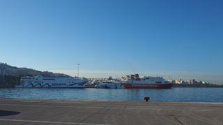 離島への船が発着する広い港　ピレウス港