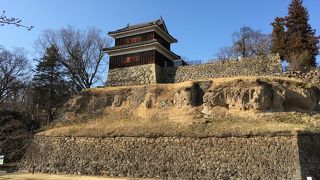 崖の上に立つ現存櫓。