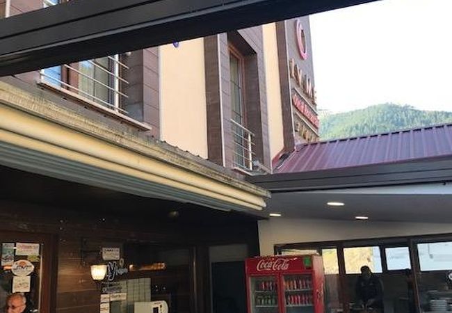 ドライブインのような感じ