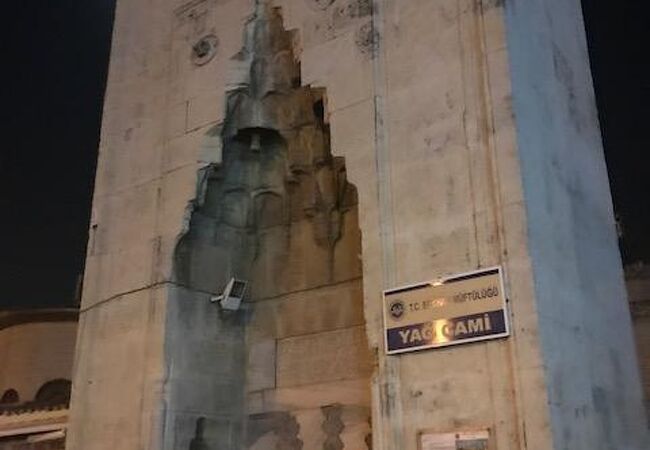 入り口の独特な形をした門