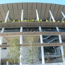 建設中の国立競技場です。南側から撮影しています。大きな競技場