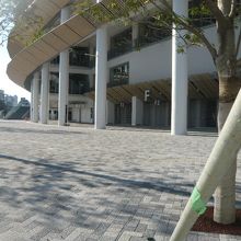 塀越しに撮影した国立競技場の１階の様子です。南側付近です。