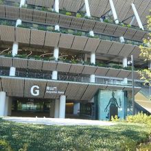 塀越しに撮影した国立競技場のＧ入口の様子です。南側付近です。