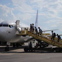 歩いて飛行機に乗り込みます