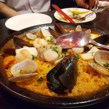 熱々で供されるパエリア