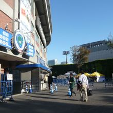 明治神宮野球場の正面の広場の様子です。南側の広い地域です。