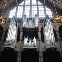 天井も高く、立派なパイプオルガンも