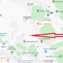 日本青年館ホールは、スタジアム通りの神宮球場の西側にあります