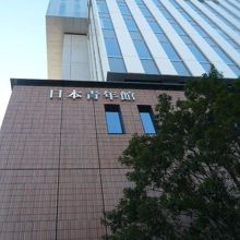 日本青年館ホールは、低層階で、ホテルは、高層階にあります。