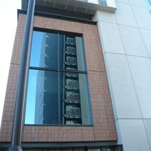 茶色の階が日本青年館ホールの部分です。白い部分はホテルです。