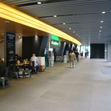 日本青年館の１階です。日本館ホールとホテルと共通の部分です。