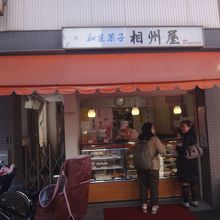店自体は本当に小さくてカウンターが見える程度