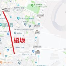 榎坂は、外苑西通りの西側にある長い坂です。歴史があります。