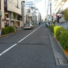 千駄ヶ谷の榎坂の様子です。傾斜はそれほどきつくはありません。