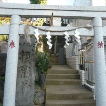 榎坂の中腹には、榎稲荷神社があります。鳥居と参道があります。