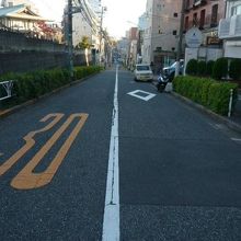 榎坂の中腹です。左側は、瑞円寺の境内です。お墓が見えます。