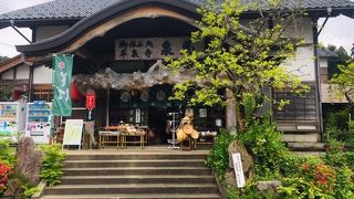 白山平泉寺に行くことの出来る駐車場横にある大きい茶屋です。