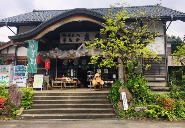 白山平泉寺に行くことの出来る駐車場横にある大きい茶屋です。