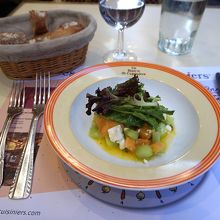 前菜のメロンのサラダ