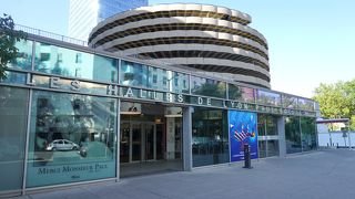 ポール・ボキューズの名が付くだけあって高級な雰囲気！さまざまな食材、総菜の店が入る屋内市場