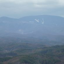 八ヶ岳。電波望遠鏡が２つ見えます。