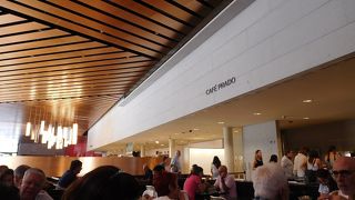 ショップというよりコーナーですが、隣にカフェもあります