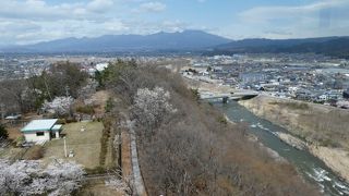 遠くからもわかる展望台。