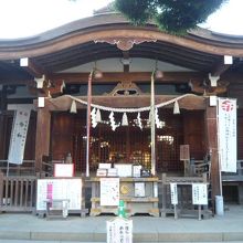 鳩森八幡神社の本堂です。御祭神は応神天皇と神功皇后です。