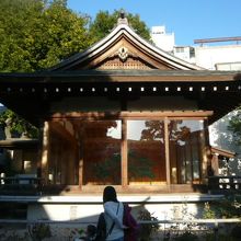 鳩森八幡神社の本堂の北側にある能楽堂です。立派な能楽堂です。