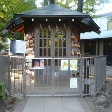 鳩森八幡神社の将棋堂です。神社に将棋施設があるのは特異かも。