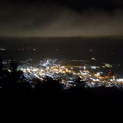 小樽市街地を一望できます・・が夜景は地味です