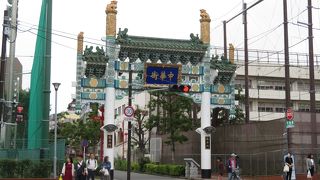 西側に位置する白い柱の門