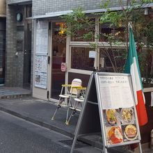 あまり気を使っていない感じの外観。いかにも家庭料理風