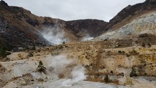 急な坂を上りました。