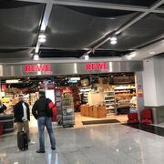 空港にある便利なスーパー