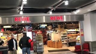 空港にある便利なスーパー