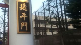 石川町駅近くの中華街の門