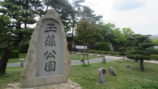 日本三大水城。堀には海水。ことでんの電車との２ショットも